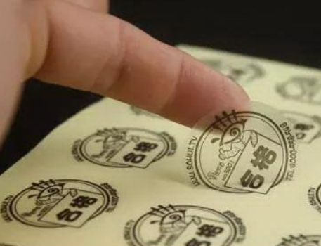 標(biāo)簽?zāi)Ｇ泻蟪霈F(xiàn)邊緣掉墨，裁切卷曲，標(biāo)簽粘連，怎么解決？